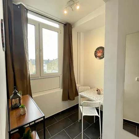 לינה וארוחת בוקר Tram Station 3*