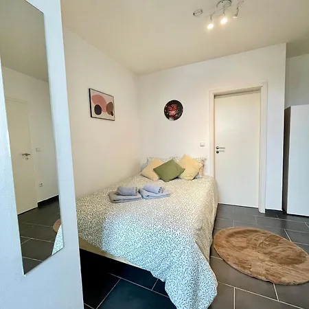 לינה וארוחת בוקר Tram Station